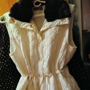 Casual Identity White quilted vest fur collar